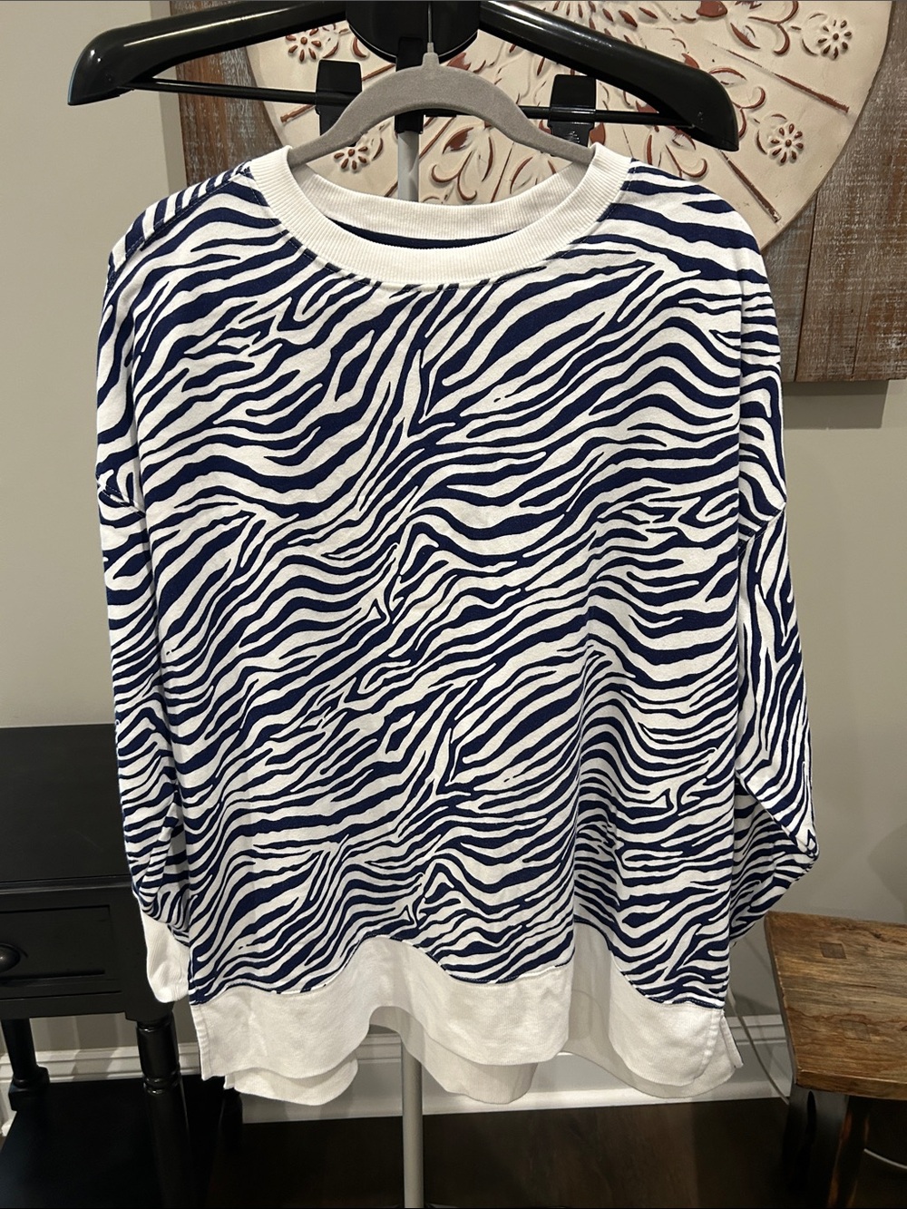 crown & ivy Navy and White Zebra Print Pullover Sweatshirt Size large high/ low